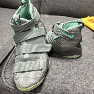 LeBron Zoom Soldier Youth Basketball shoes size 4Y